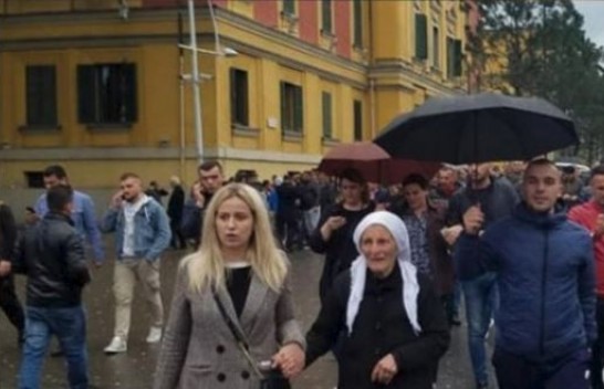 Kush është 80 vjeçarja që sfidoi motin për protestë?