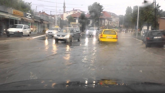Rrugët e Prishtinës vërshohen nga ujë pas reshjeve të mëdha të shiut dhe breshërit