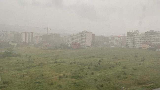 Komuna e Prishtinës njofton për dëmet e shkaktuar nga shiu dhe kërkon nga qytetarët të thërrasin për ndihmë në numrat emergjentë