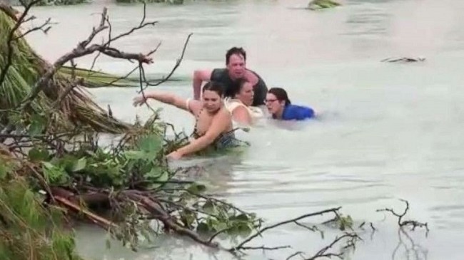 Pamje të tmerrshme në Bahamas, njerëz duke notuar për t’i shpëtuar Uraganit Dorian