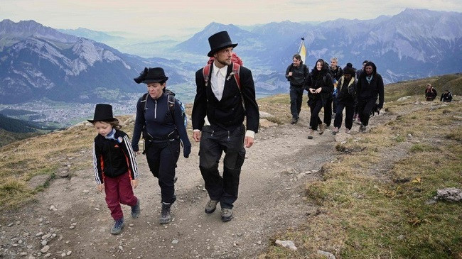 Qytetarët mbajnë funeral simbolik për shuarjen e akullnajës në alpet zvicerane