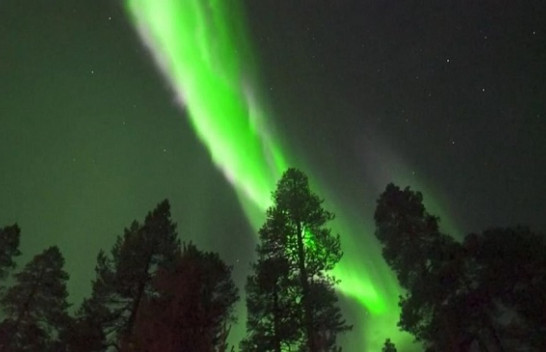 Ndriçimi mahnitës polar mbi qiellin e Finlandës