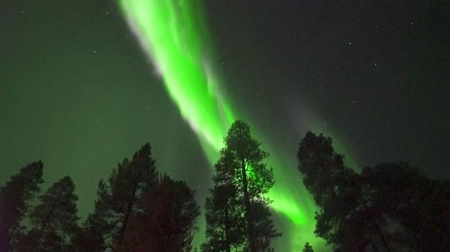 Ndriçimi mahnitës polar mbi qiellin e Finlandës
