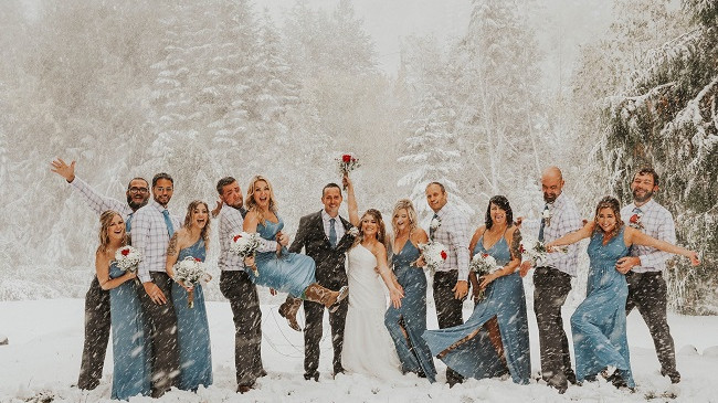 Stuhia e borës e shtatorit ua prish ditën e madhe çiftit - por është perfektë për foto epike të martesës