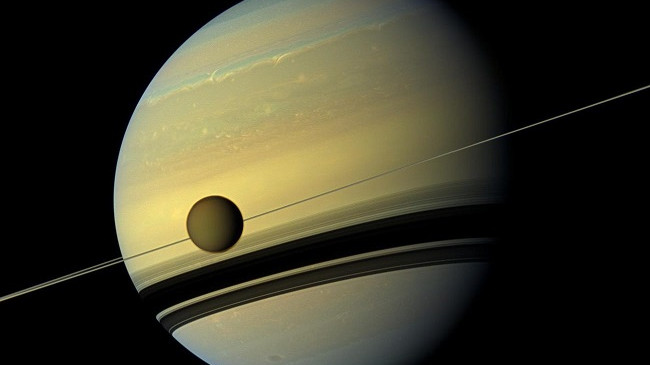 Saturni planeti me më së shumti hëna