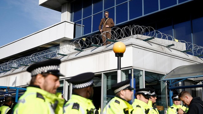Protestuesit e klimës përpiqen të bllokojnë aeroportin e Londrës