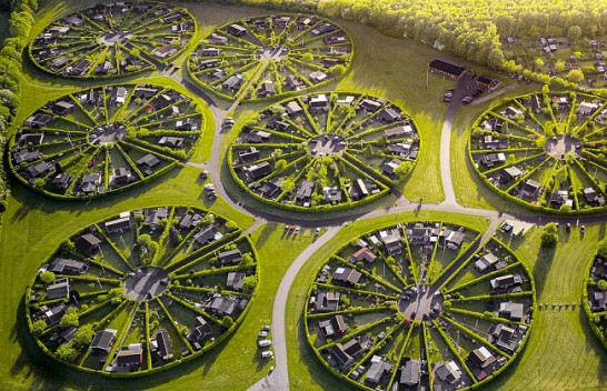 Pamjet të mahnitshëm të 'qytetit kopsht' në mes të Danimarkës që duket si një qytetërim alienësh