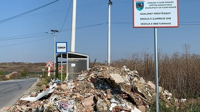 Shkatërrimi mjedisor: Edhe pse ndalohet hedhja e mbeturinave, qytetarët e kanë shndërruar në deponi