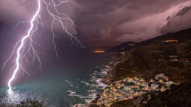 Nga vetëtimat e frikshme deri tek stuhitë e forta: Pamje mahnitëse të motit nga e gjithë bota