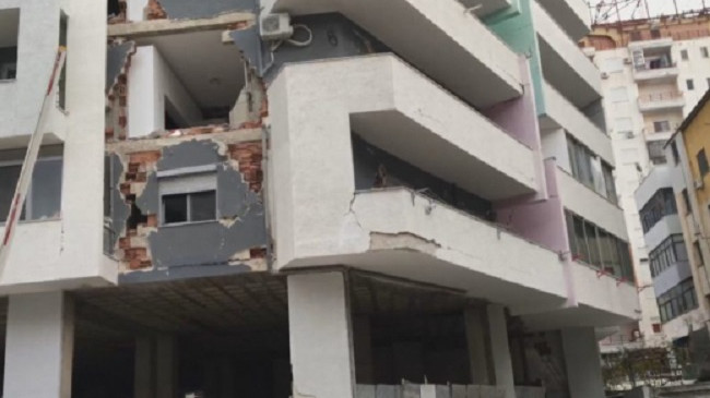 Pamje të frikshme, ja si duket shembja e kompleksit 12 katësh në Durrës