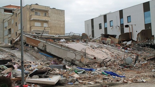 Ndërpriten kërkimet nën rrënoja, arrin në 50 numri i viktimave nga tërmeti [Emrat]