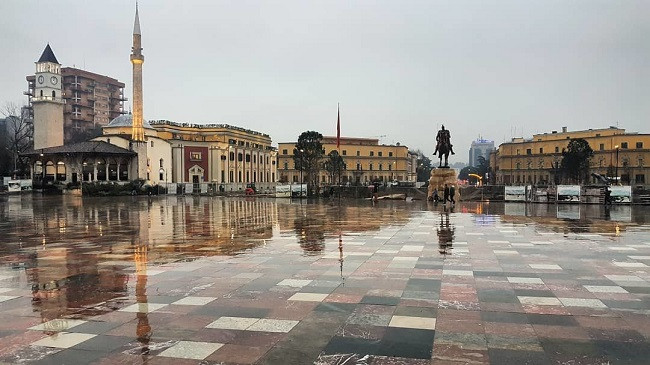 Vranësira me reshje shiu dhe dëbore, ky është parashikimi i motit për këtë fundjavë në Shqipëri