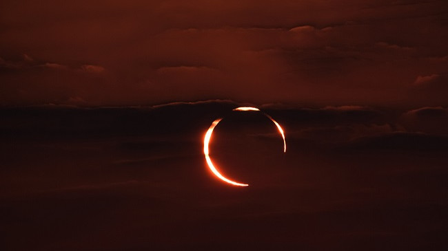 Në Foto: Eklipsi diellor ‘Unaza e zjarrit’