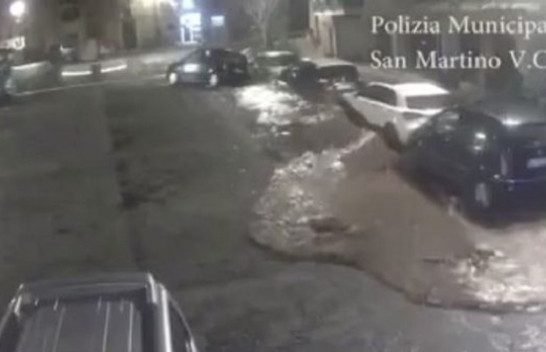 Pamje të frikshme, shpërthen lumi nëntokësor në Itali, çahet asfalti