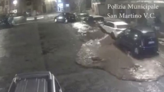 Pamje të frikshme, shpërthen lumi nëntokësor në Itali, çahet asfalti
