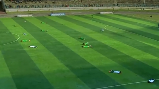 Bletët ndërpresin ndeshjen e futbollit në Tanzani [Video]