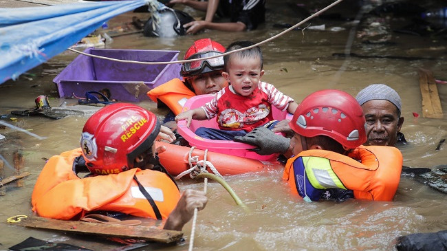 Nga përmbytjet në Xhakartë, humbin jetën 20 persona