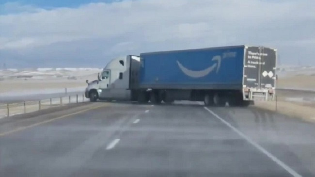 Në SHBA, era e fortë nxjerr nga rruga kamionin