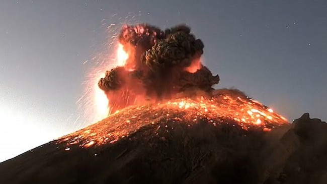 Shpërthen vullkani Popocatépetl në Meksikë, spektakël llave drejt qiellit
