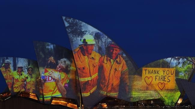 Shtëpia Operës në Sidnej ndriçohet për të mbështetur zjarrfikësit dhe komunitetet e prekura nga zjarret