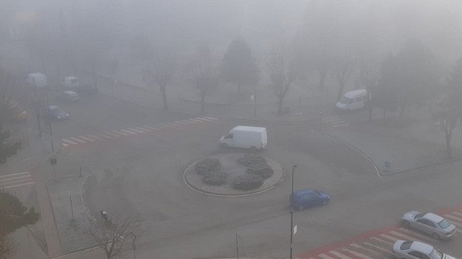 Policia Rrugore apel shoferëve: Kujdes gjatë vozitjes, mjegulla ka mbuluar Juglindjen