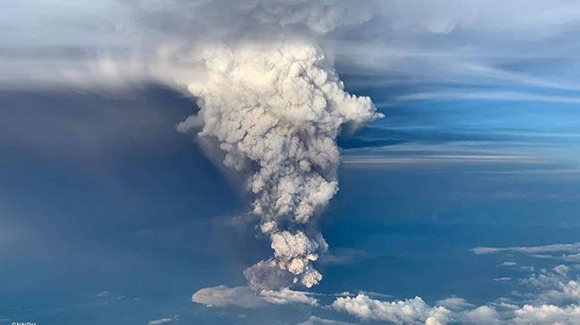 Pamje dramatike të shpërthimit të vullkanit Taal në Filipine