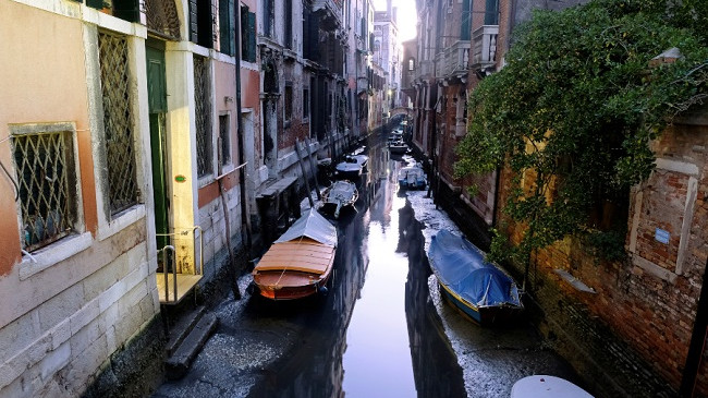 Pas përmbytjeve thahen kanalet e qytetit të Venecias