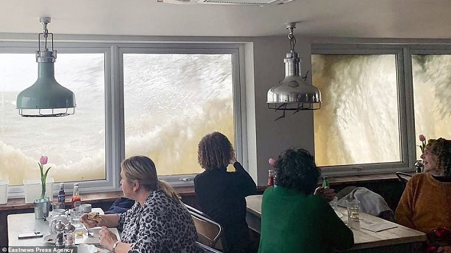 Stuhia godet Britaninë e Madhe, dallgë 10 metra mbi restorantin plot me njerëz
