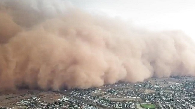 Pamje kiameti nga Australia: Prej thatësisë, në zjarr, në të reshura të mëdha e breshër e tani me erëra me pluhur