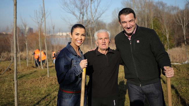 Vazhdon mbjellja e pemëve në Parkun e Liqenit të Tiranës
