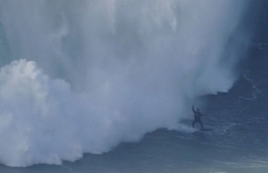 Portugali, surfisti brazilian rrezikon jetën nga dallga gjigante [Video]