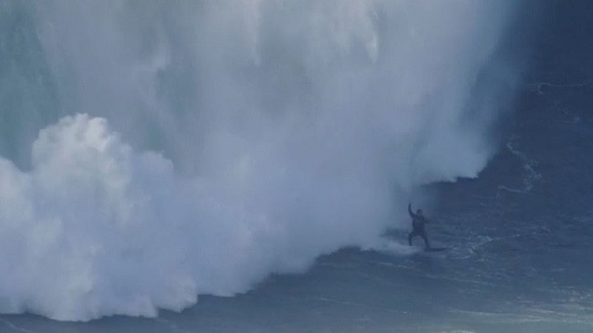 Portugali, surfisti brazilian rrezikon jetën nga dallga gjigante [Video]