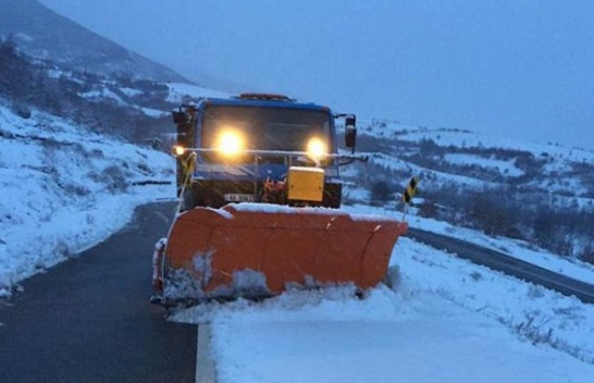 Moti i ligë, bora e madhe në juglindje sjell probleme në rrugë, energji dhe mbyllet procesi mësimor