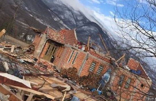 E frikshme: Era e fortë heq kulmin e shtëpisë në Pejë