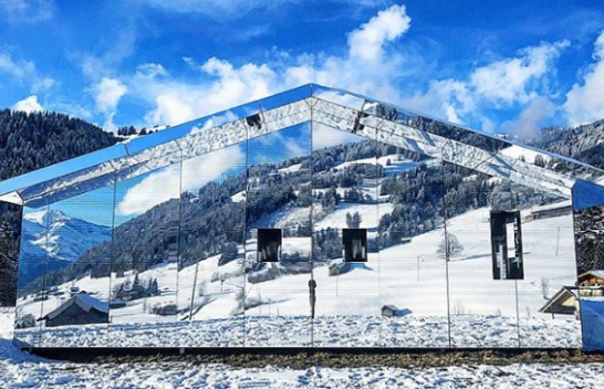 Fantastike! Shtëpia pasqyrë që merr formën e natyrës në çdo moment [Foto]