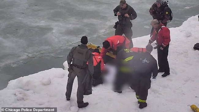 Momente dramatike, shpëtohet i riu nga liqeni i ngrirë në Miçigan [Video+Foto]