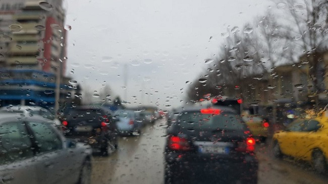 Shiu rëndon trafikun në Tiranë [Foto]