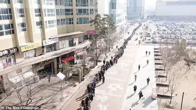Pamje nga droni, qindra njerëz presin në radhë për të blerë një maskë në Korenë e Jugut