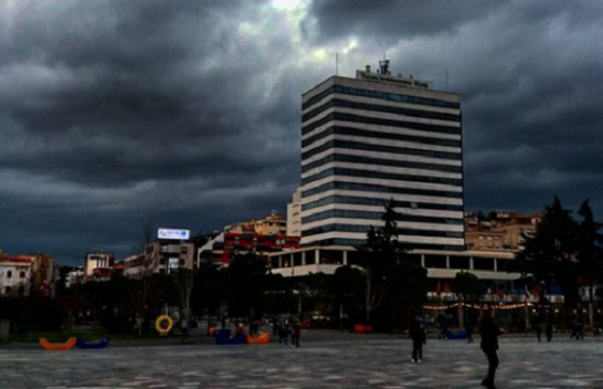Mbani çadrat me veti, moti në Shqipëri do të jetë me shi
