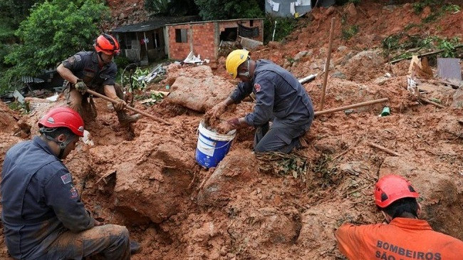 Dhjetëra viktima nga përmbytjet dhe rrëshqitja e dheut në Brazil
