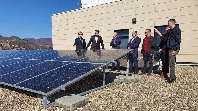 Universiteti i Mitrovicës furnizohet me energji elektrike nëpërmjet paneleve solare
