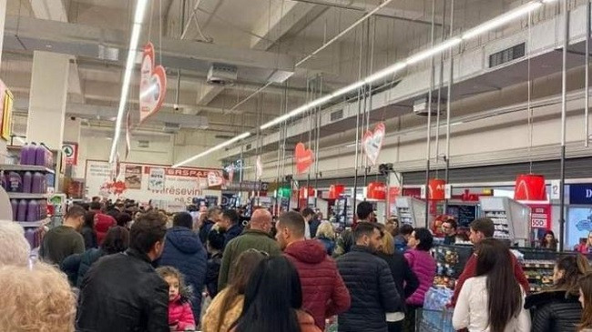 Frika nga koronavirusi/ Qytetarët ua mësynë markteve në Shqipëri [Foto]