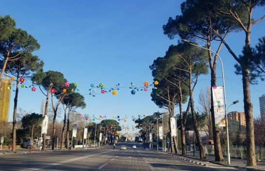 Tirana si në kohë ‘lufte’ e zbrazur nga qytetarët për shkak të koronavirusit [Foto]