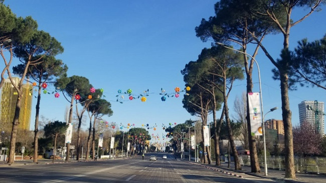 Tirana si në kohë ‘lufte’ e zbrazur nga qytetarët për shkak të koronavirusit [Foto]