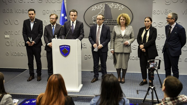 Qeveria e Kosovës me masa të reja për koronavirusin, mbyll kafeteritë dhe qendrat tregtare