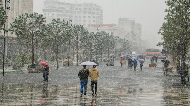 Reshje shiu dhe bore në disa zona të Shqipërisë, njihuni me parashikimin e motit