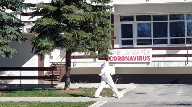 Në Klinikën Infektive 32 pacientë të shtrirë me koronavirus, 7 janë në gjendje të rëndë