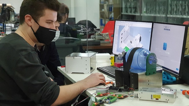 Të rinjtë kosovarë krijojnë ventilatorin për frymëmarrje, nesër testohet