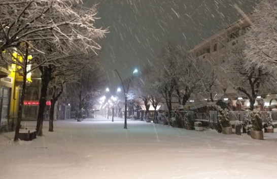 Bora mbulon Korçën, probleme në disa rrugë