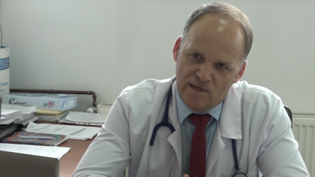 Infektologu Krasniqi thirrje qytetarëve: Rrini në shtëpi, mos e bëni veten për spital